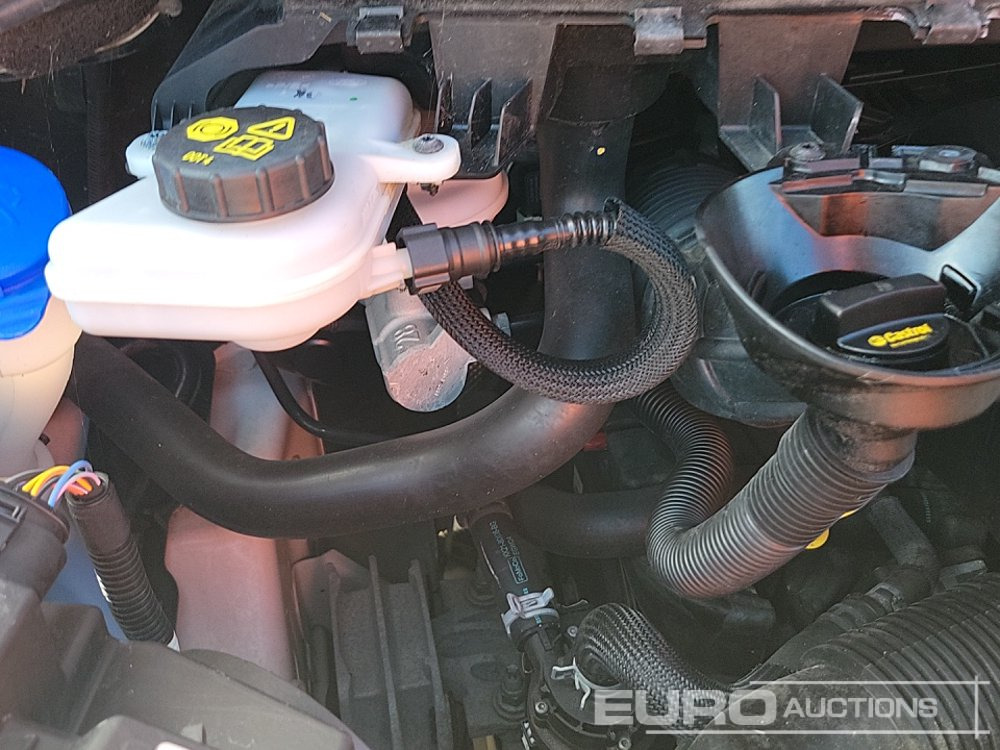 الشاحنات الصغيرة 2021 Ford Transit Custom 300: صور 23