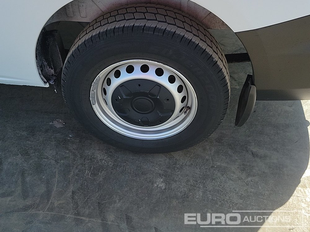 الشاحنات الصغيرة 2021 Ford Transit Custom 300: صور 10