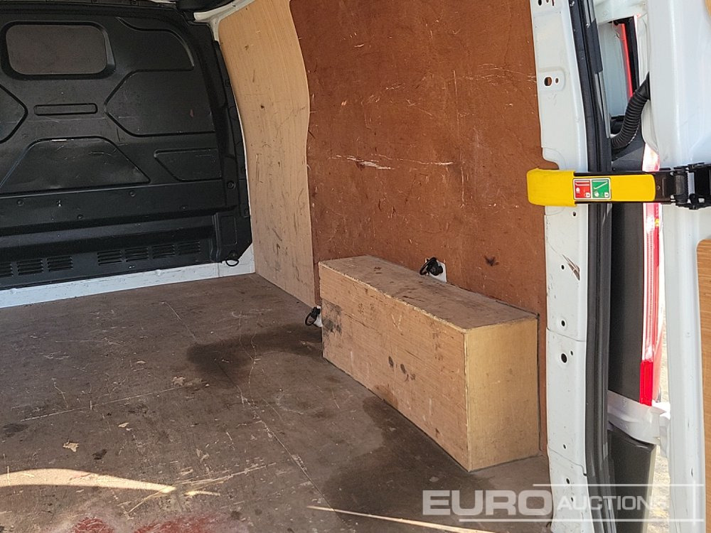الشاحنات الصغيرة 2021 Ford Transit Custom 300: صور 17