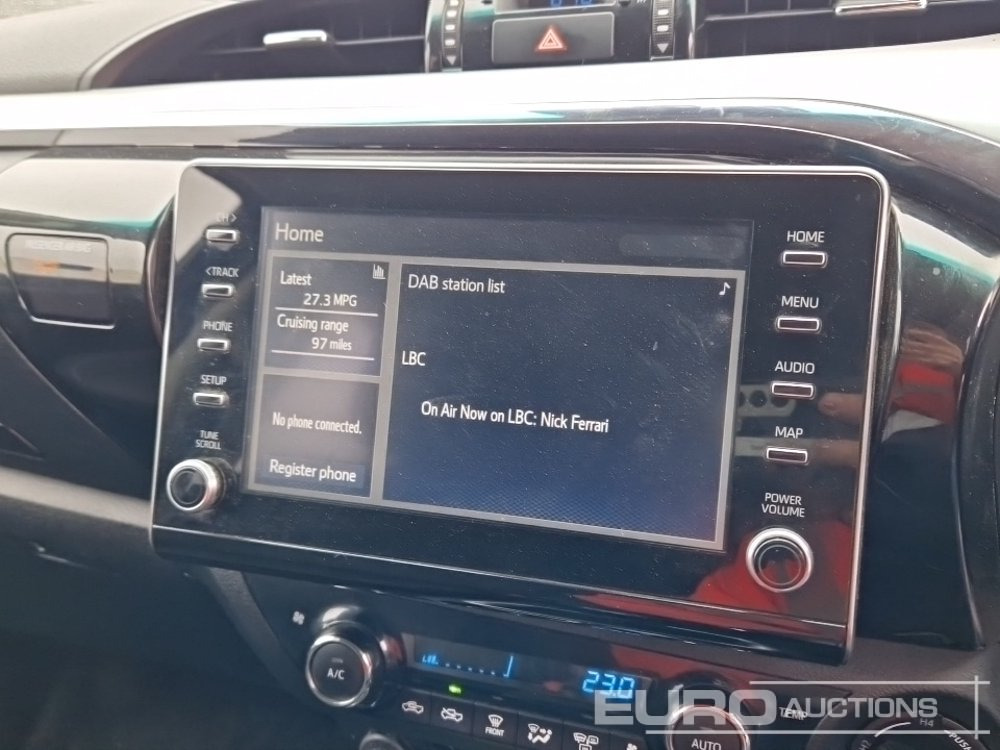 شاحنة البيك أب 2021 Toyota Hilux Invincible: صور 26