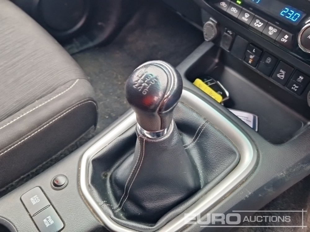 شاحنة البيك أب 2021 Toyota Hilux Invincible: صور 29