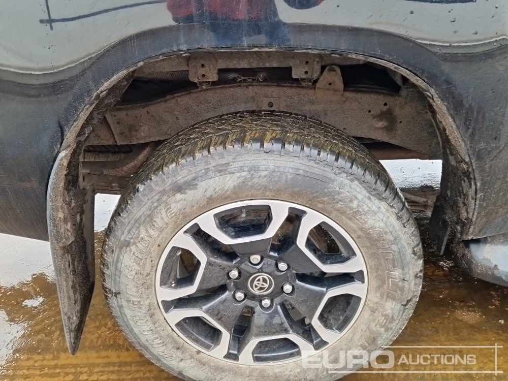 شاحنة البيك أب 2021 Toyota Hilux Invincible: صور 14