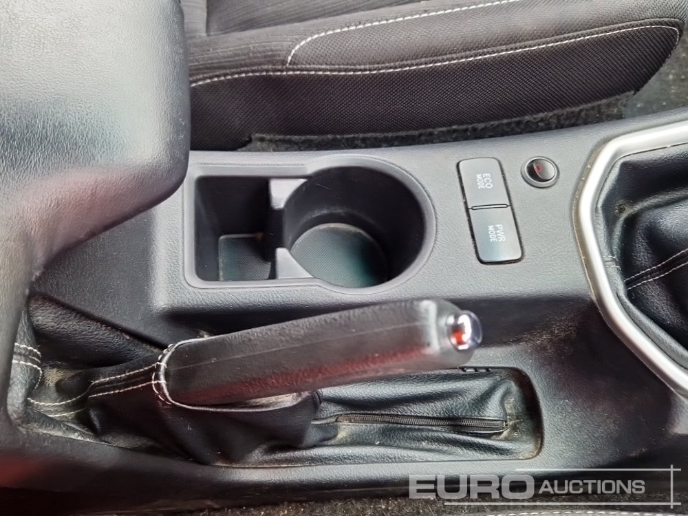 شاحنة البيك أب 2021 Toyota Hilux Invincible: صور 31