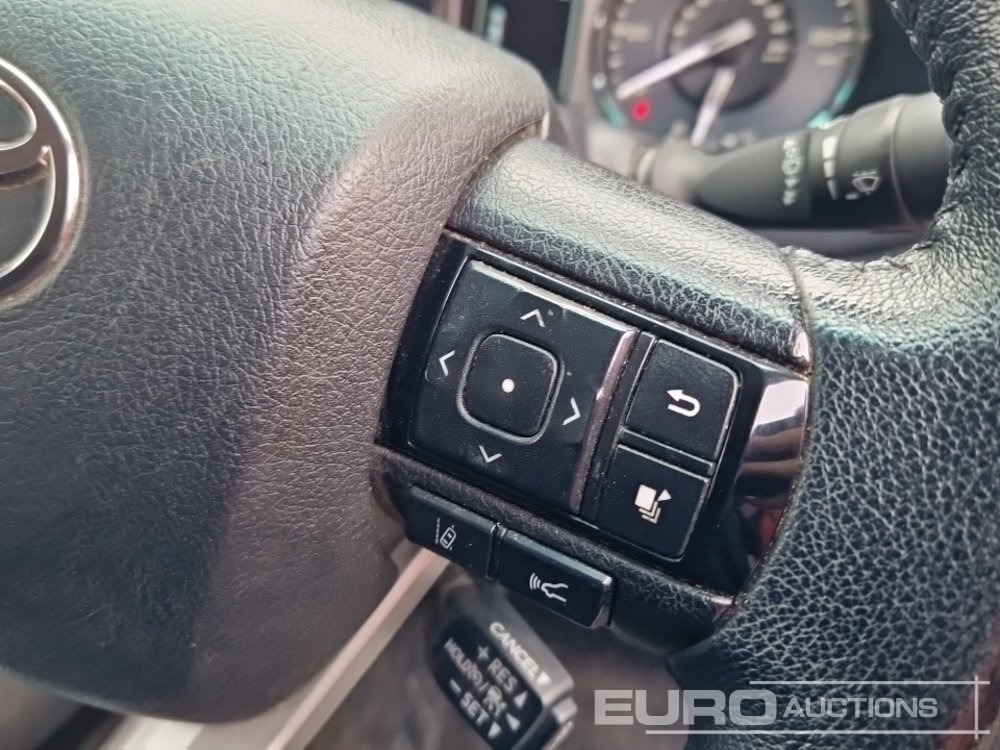 شاحنة البيك أب 2021 Toyota Hilux Invincible: صور 23