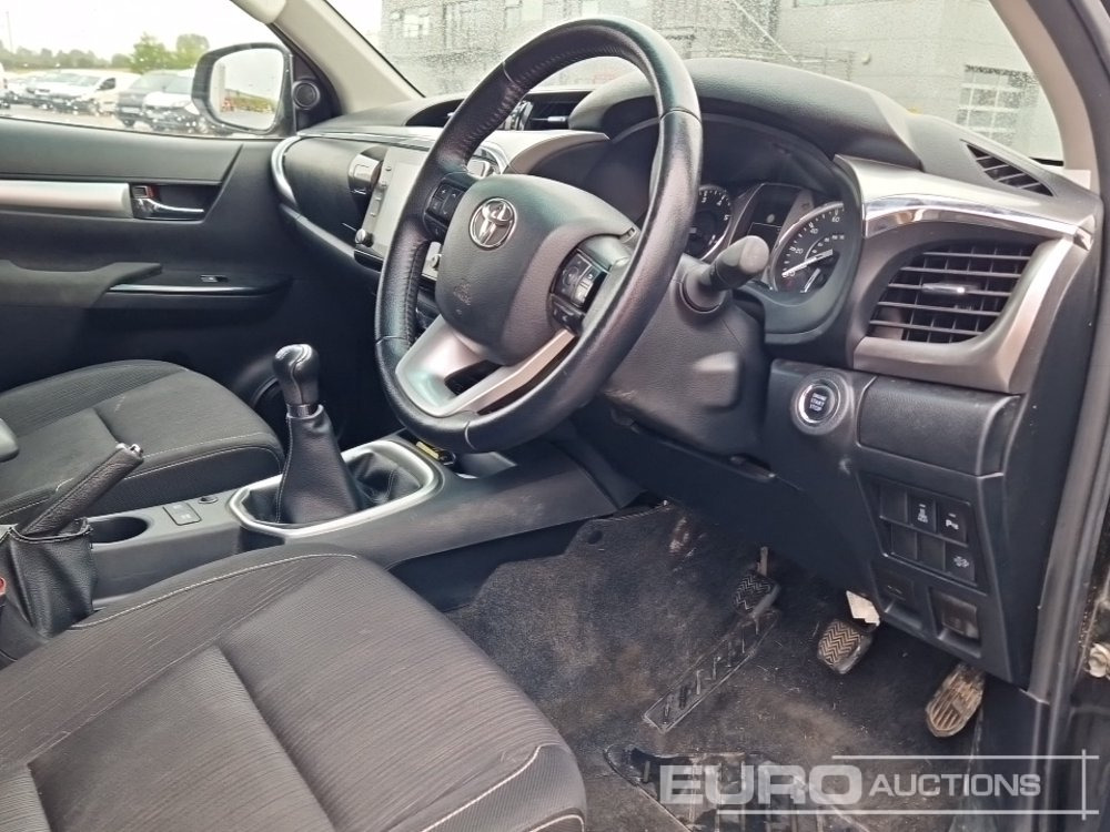 شاحنة البيك أب 2021 Toyota Hilux Invincible: صور 17