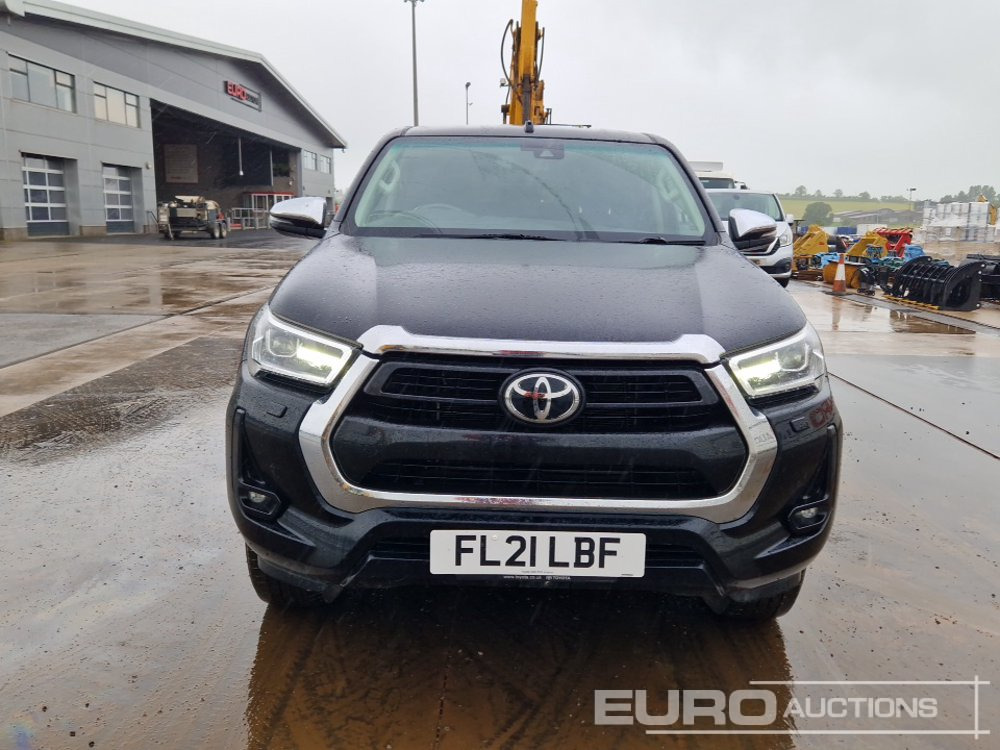 شاحنة البيك أب 2021 Toyota Hilux Invincible: صور 8