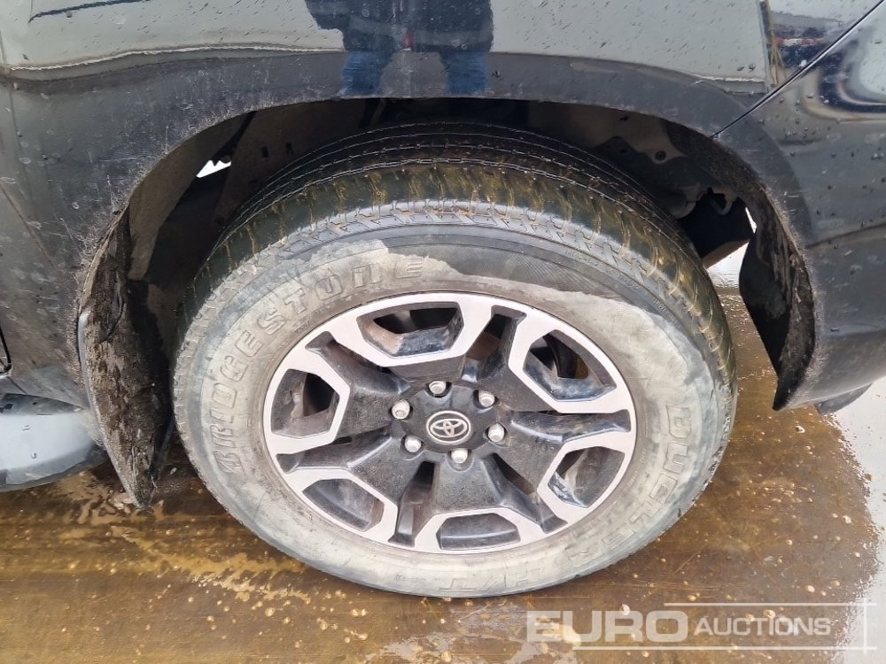 شاحنة البيك أب 2021 Toyota Hilux Invincible: صور 15