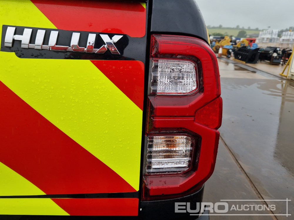 شاحنة البيك أب 2021 Toyota Hilux Invincible: صور 45