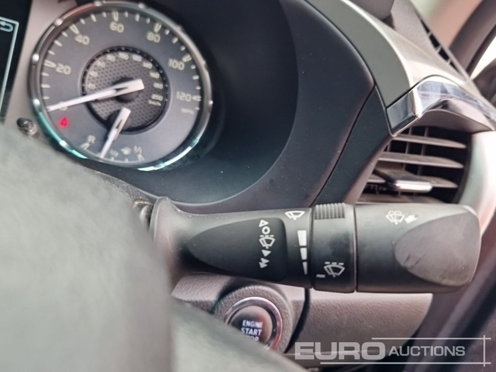 شاحنة البيك أب 2021 Toyota Hilux Invincible: صور 24