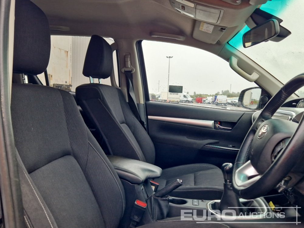 شاحنة البيك أب 2021 Toyota Hilux Invincible: صور 18