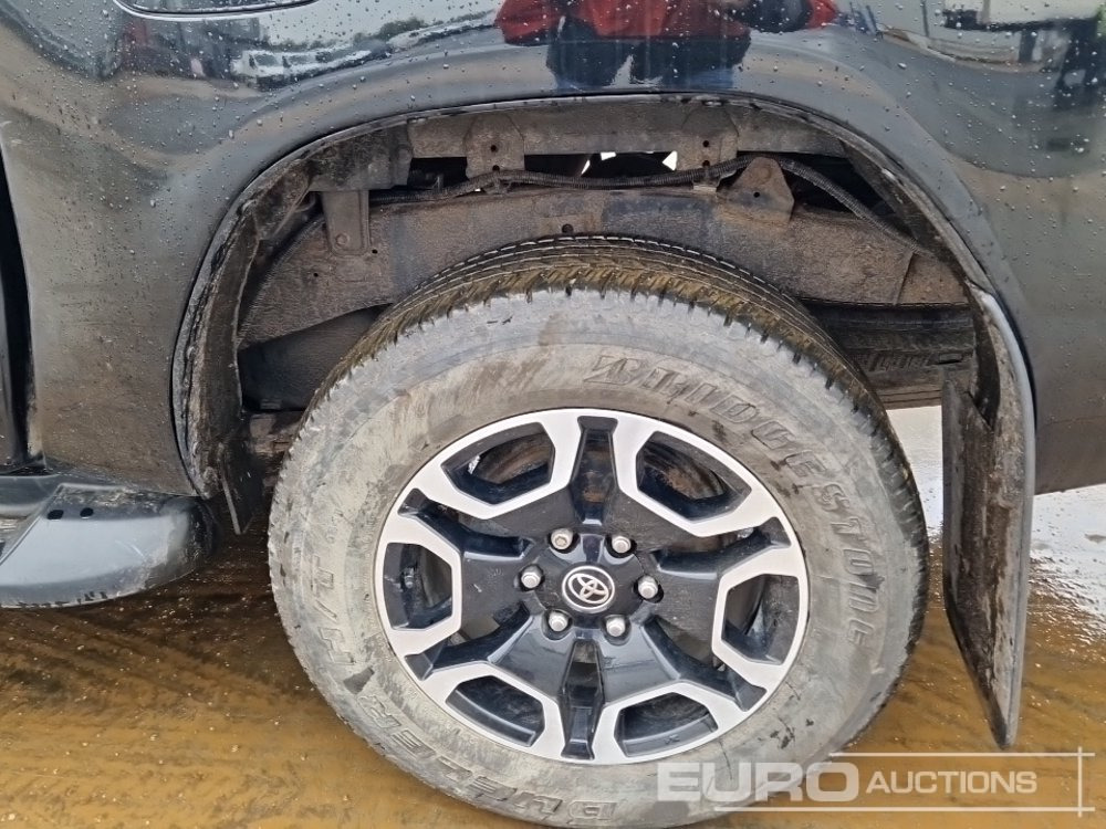 شاحنة البيك أب 2021 Toyota Hilux Invincible: صور 13