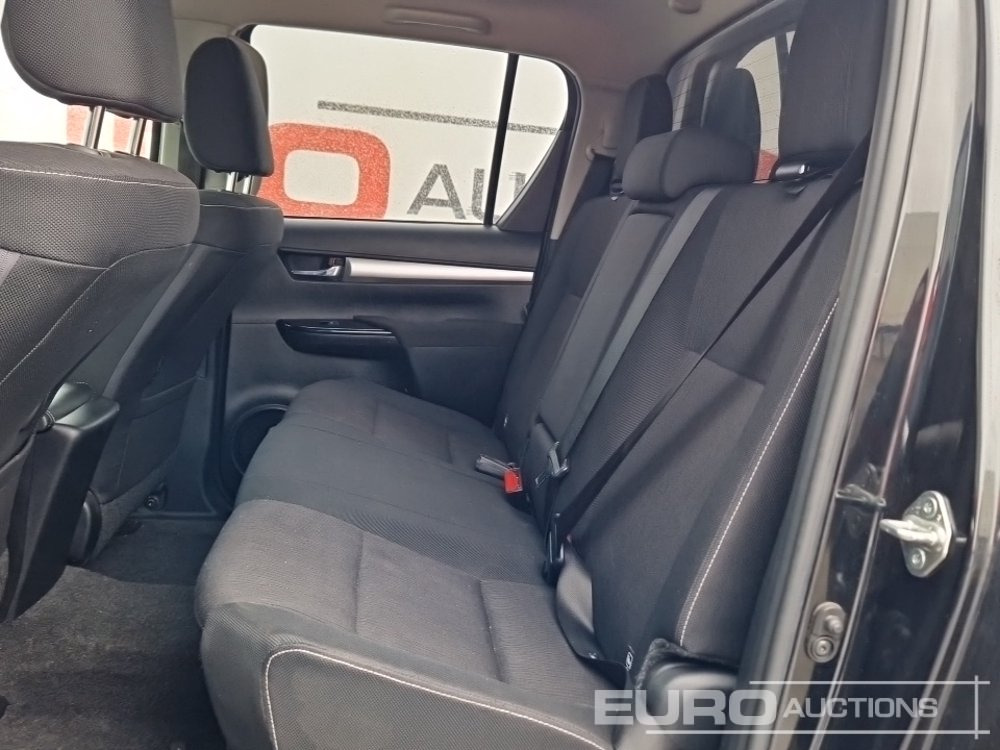 شاحنة البيك أب 2021 Toyota Hilux Invincible: صور 36