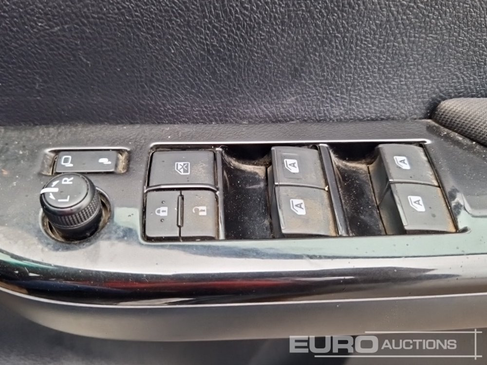 شاحنة البيك أب 2021 Toyota Hilux Invincible: صور 32
