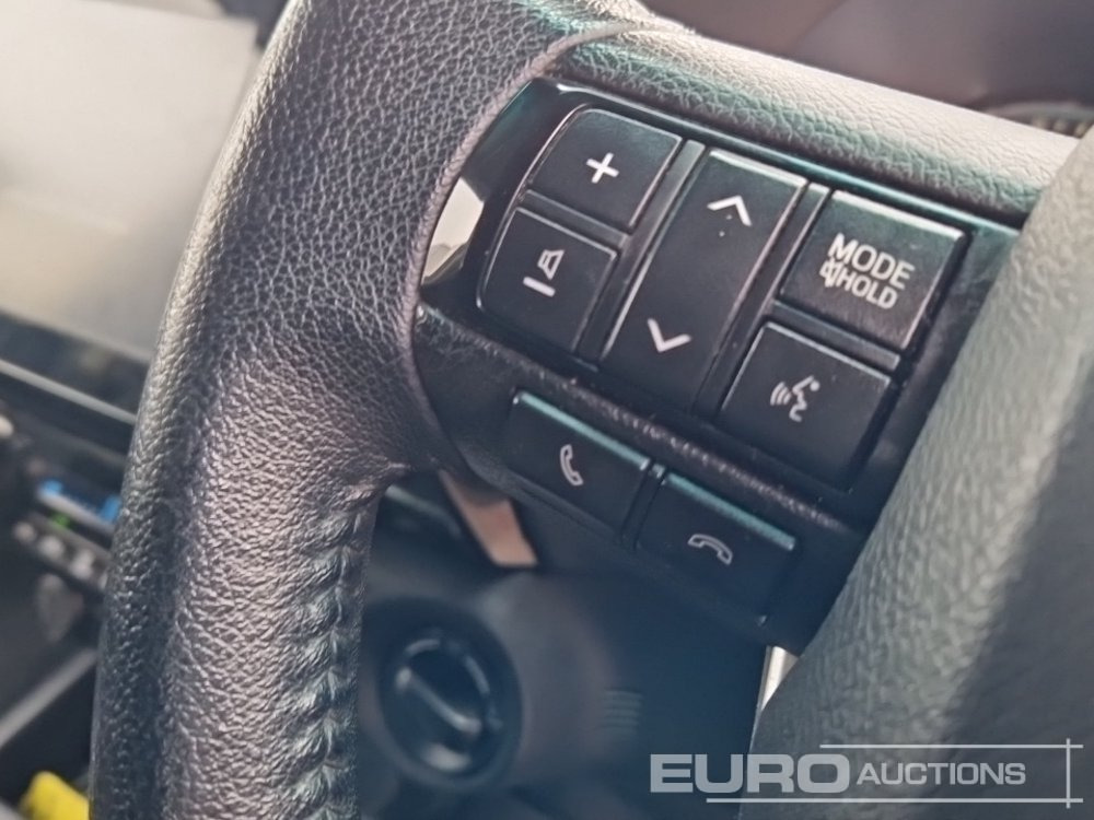 شاحنة البيك أب 2021 Toyota Hilux Invincible: صور 20