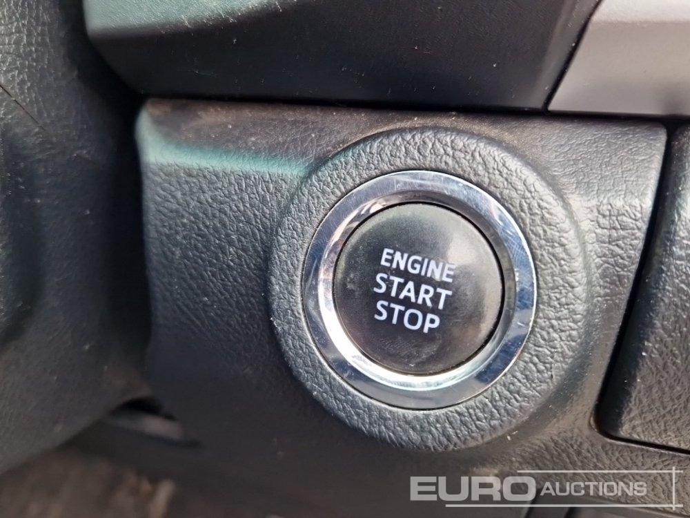 شاحنة البيك أب 2021 Toyota Hilux Invincible: صور 25