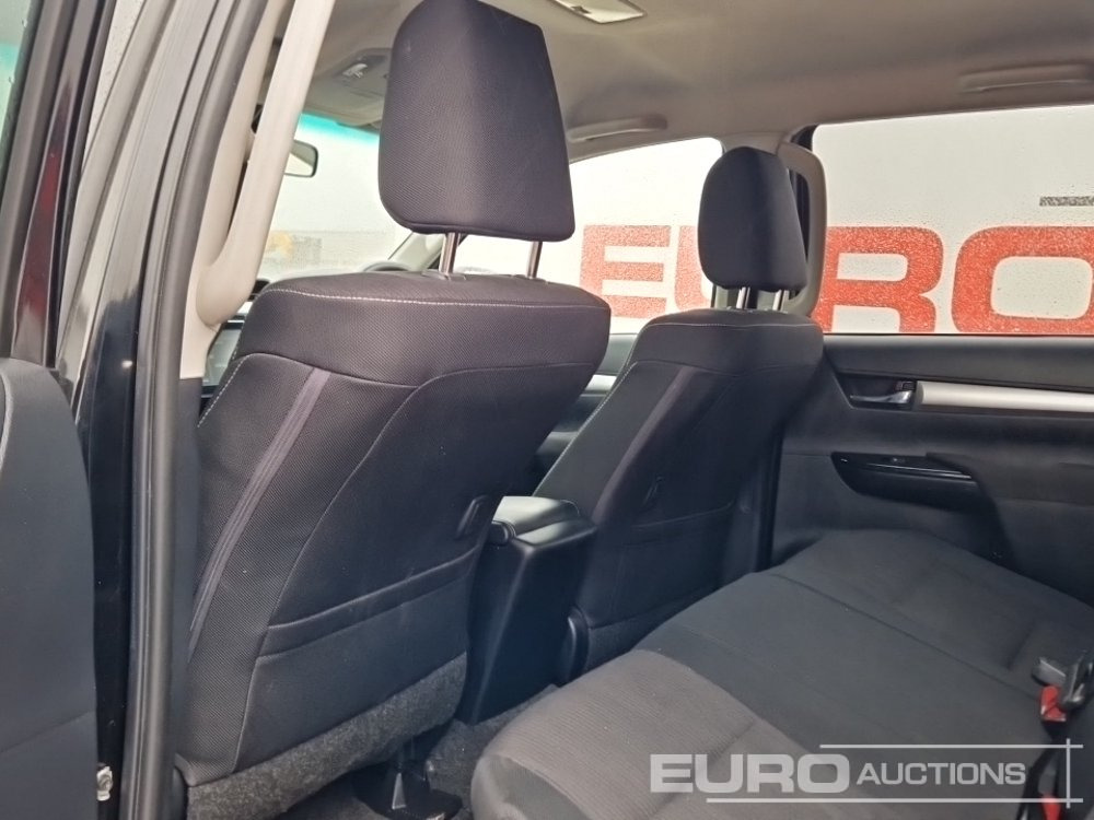 شاحنة البيك أب 2021 Toyota Hilux Invincible: صور 37