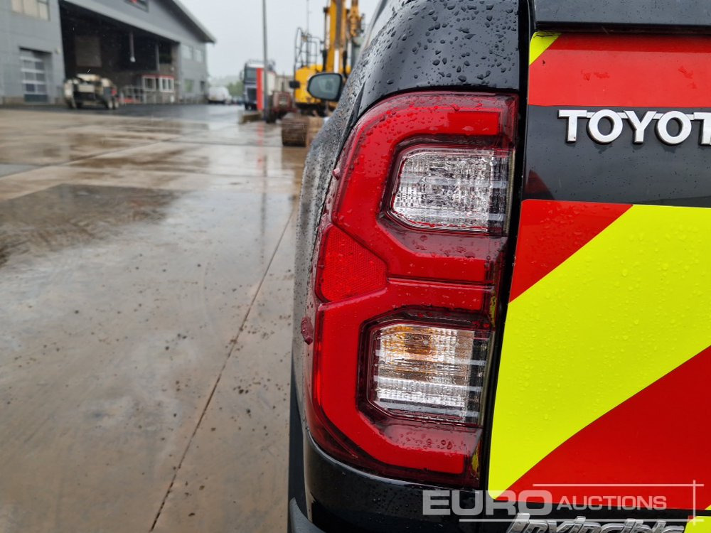 شاحنة البيك أب 2021 Toyota Hilux Invincible: صور 40
