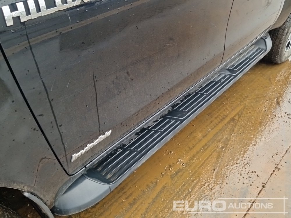 شاحنة البيك أب 2021 Toyota Hilux Invincible: صور 33
