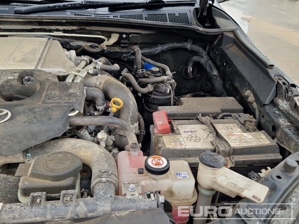 شاحنة البيك أب 2021 Toyota Hilux Invincible: صور 11