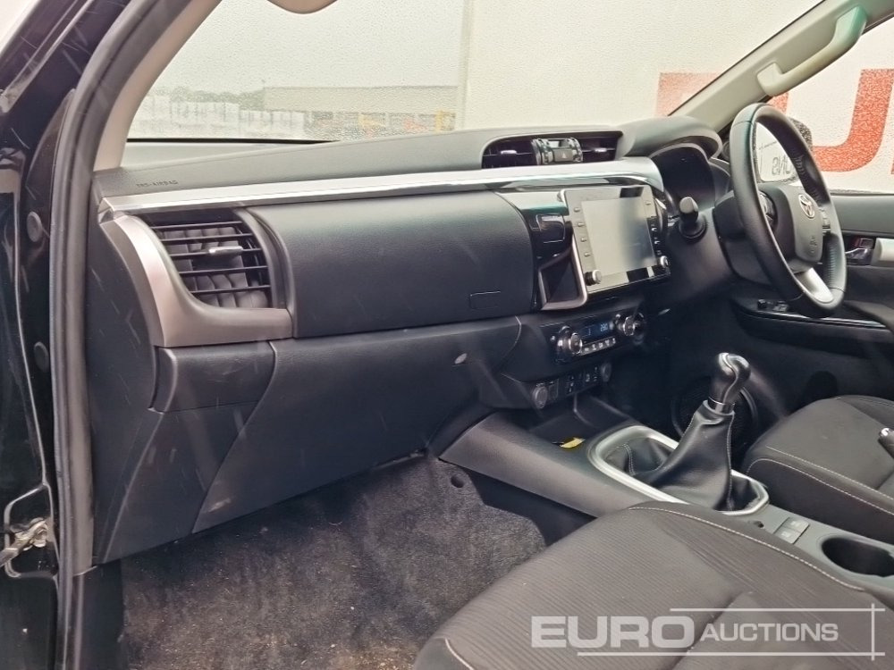 شاحنة البيك أب 2021 Toyota Hilux Invincible: صور 35