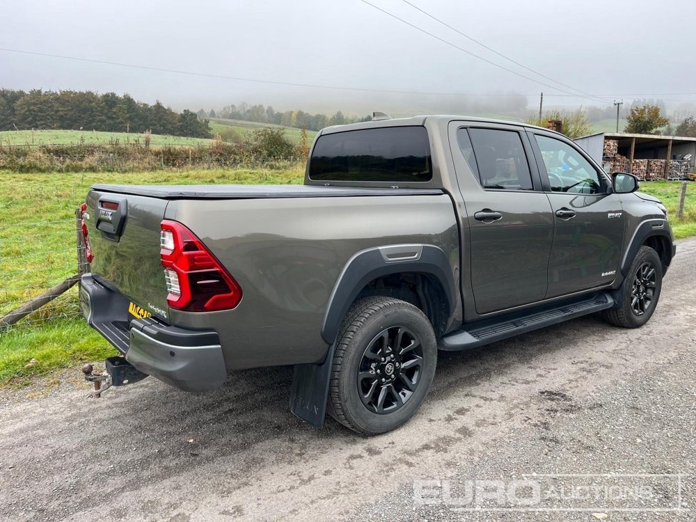 2023 Toyota Hilux Invincible X - شاحنة البيك أب: صور 3 2023 Toyota Hilux Invincible X - شاحنة البيك أب: صور 3