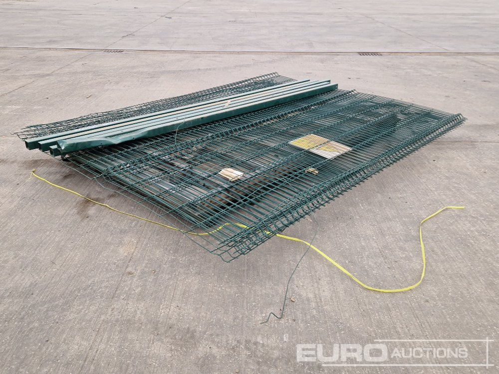 Galvanised fencing Panel (4 of), Fencing Posts (5 of) - معدات البناء: صور 5 Galvanised fencing Panel (4 of), Fencing Posts (5 of) - معدات البناء: صور 5