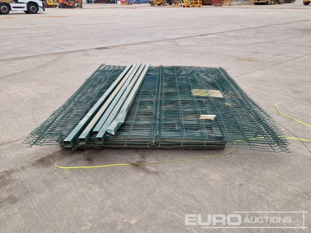 Galvanised fencing Panel (4 of), Fencing Posts (5 of) - معدات البناء: صور 4 Galvanised fencing Panel (4 of), Fencing Posts (5 of) - معدات البناء: صور 4