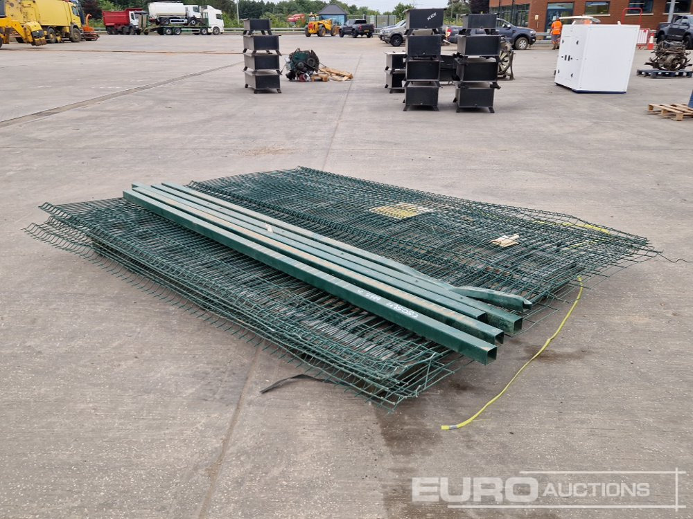 Galvanised fencing Panel (4 of), Fencing Posts (5 of) - معدات البناء: صور 3 Galvanised fencing Panel (4 of), Fencing Posts (5 of) - معدات البناء: صور 3