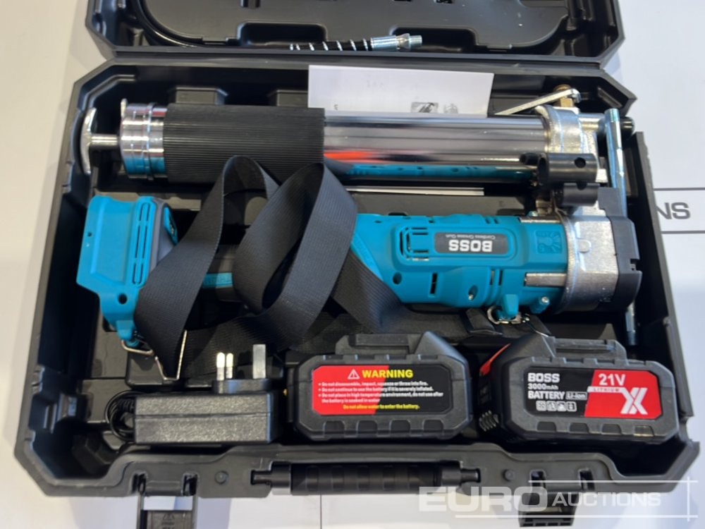 Unused Boss 21 Volt Lithium Battery Cordless Grease Gun, 2 Batteries, Charger, Case, Shoulder Strap, Extension Pieces and Fittings - معدات الورش: صور 5 Unused Boss 21 Volt Lithium Battery Cordless Grease Gun, 2 Batteries, Charger, Case, Shoulder Strap, Extension Pieces and Fittings - معدات الورش: صور 5