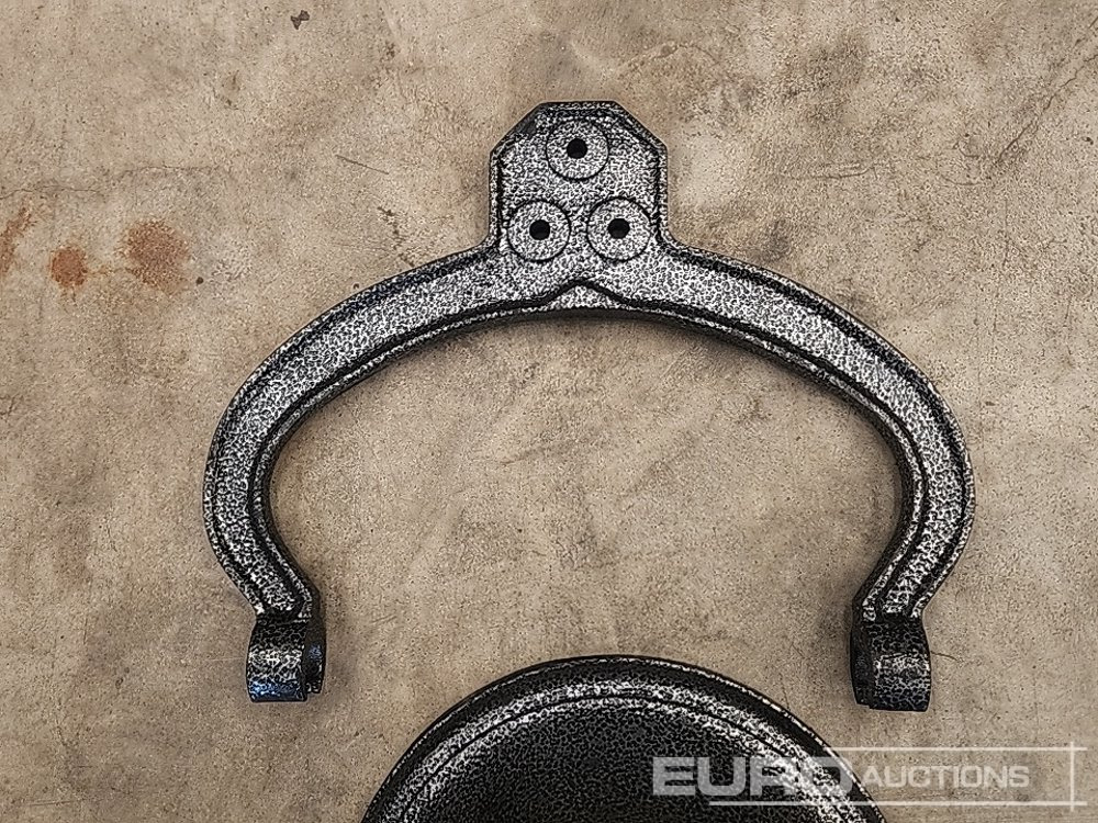 Unused Cast Iron Farm Bell - معدات البناء: صور 5 Unused Cast Iron Farm Bell - معدات البناء: صور 5