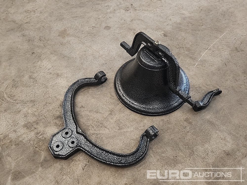 Unused Cast Iron Farm Bell - معدات البناء: صور 3 Unused Cast Iron Farm Bell - معدات البناء: صور 3