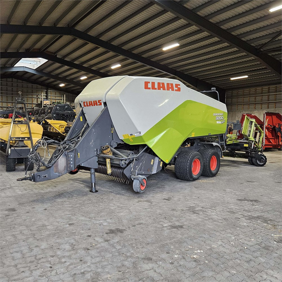 Claas QUADRANT 3200 FC - معدات القش: صور 1 Claas QUADRANT 3200 FC - معدات القش: صور 1