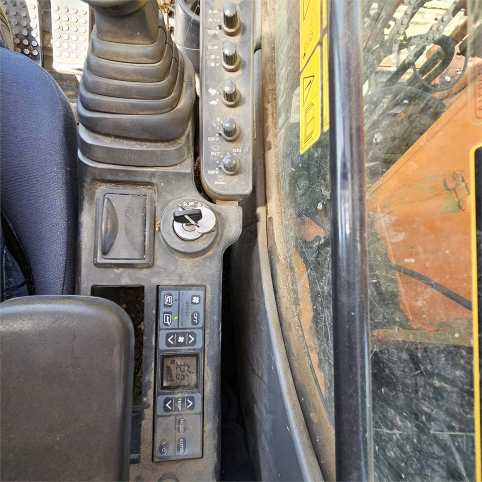 حفارات زحافة Hitachi ZX130 LCN Zaxis: صور 15