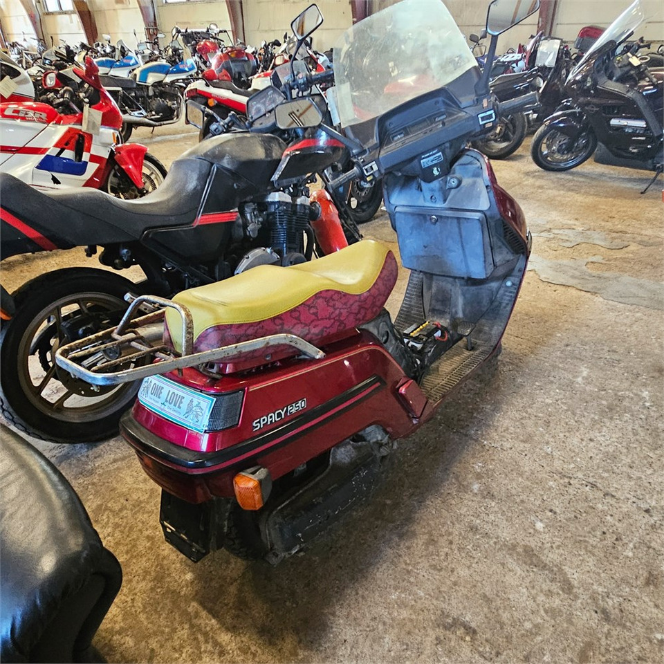 Honda 250 Spacy - دراجة بخارية: صور 3 Honda 250 Spacy - دراجة بخارية: صور 3