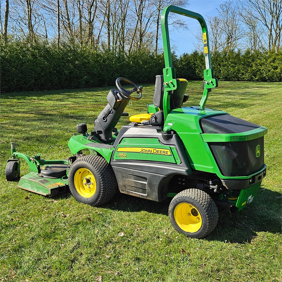 John Deere 1550 TerrainCut - جزازة المروج: صور 3 John Deere 1550 TerrainCut - جزازة المروج: صور 3