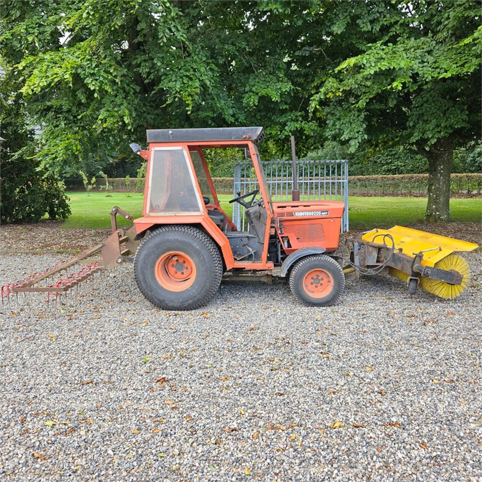 Kubota B8200 - جرارات البلدية: صور 4 Kubota B8200 - جرارات البلدية: صور 4