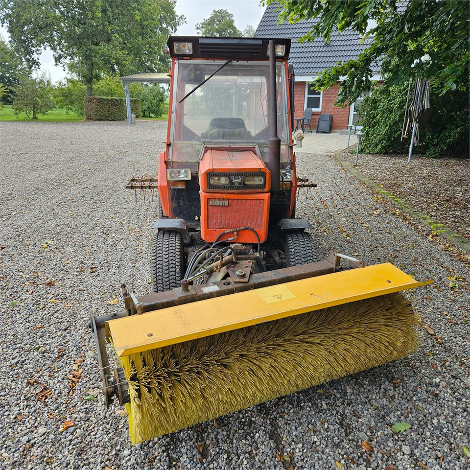 Kubota B8200 - جرارات البلدية: صور 3 Kubota B8200 - جرارات البلدية: صور 3
