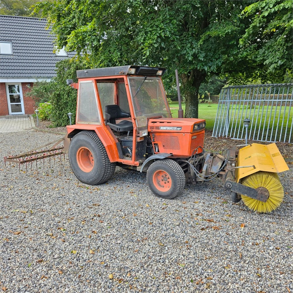Kubota B8200 - جرارات البلدية: صور 1 Kubota B8200 - جرارات البلدية: صور 1