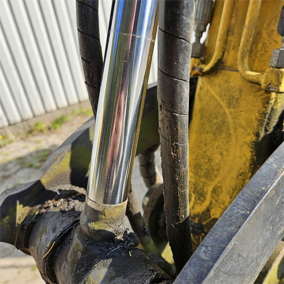 حفارة مصغرة New Holland E26C: صور 27