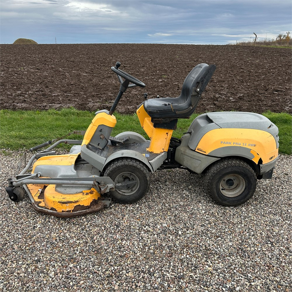 Stiga P901 Parkpro 25 4WD - جزازة المروج: صور 5 Stiga P901 Parkpro 25 4WD - جزازة المروج: صور 5