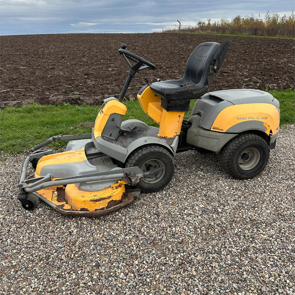 Stiga P901 Parkpro 25 4WD - جزازة المروج: صور 1 Stiga P901 Parkpro 25 4WD - جزازة المروج: صور 1