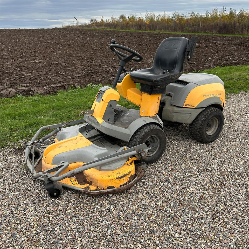 Stiga P901 Parkpro 25 4WD - جزازة المروج: صور 2 Stiga P901 Parkpro 25 4WD - جزازة المروج: صور 2