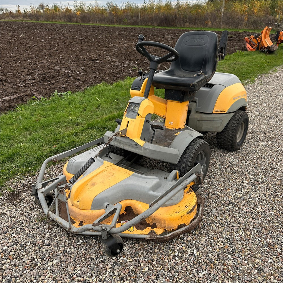 Stiga P901 Parkpro 25 4WD - جزازة المروج: صور 3 Stiga P901 Parkpro 25 4WD - جزازة المروج: صور 3