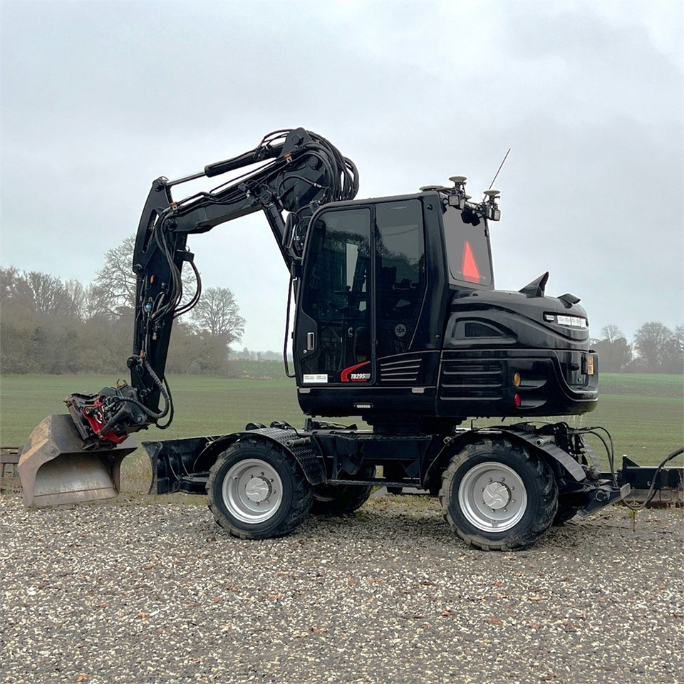 Takeuchi TB295 W - حفارة على عجلات: صور 2 Takeuchi TB295 W - حفارة على عجلات: صور 2