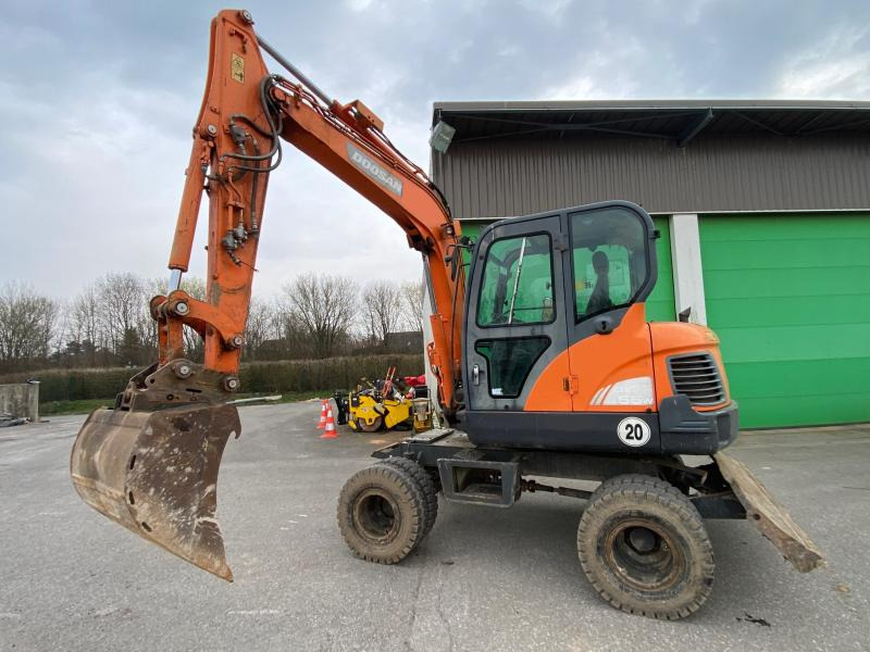 Doosan DX 55W - حفارة على عجلات: صور 1 Doosan DX 55W - حفارة على عجلات: صور 1