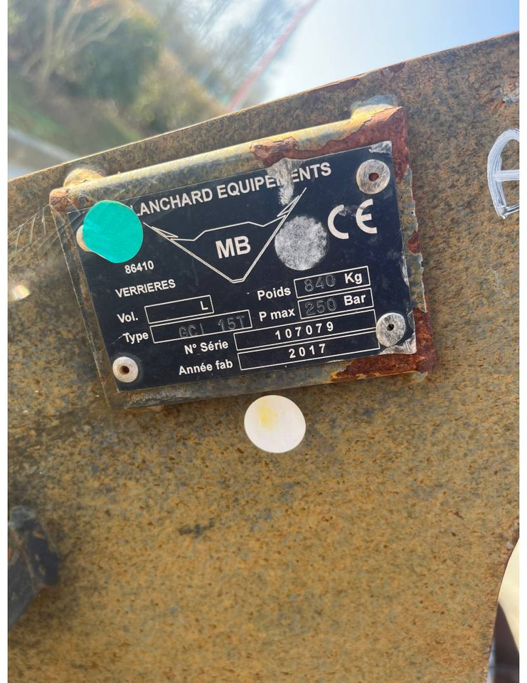 BLANCHARD EQUIPEMENTS GODET/1800 - بكت حفار - آلات البناء: صور 3 BLANCHARD EQUIPEMENTS GODET/1800 - بكت حفار - آلات البناء: صور 3