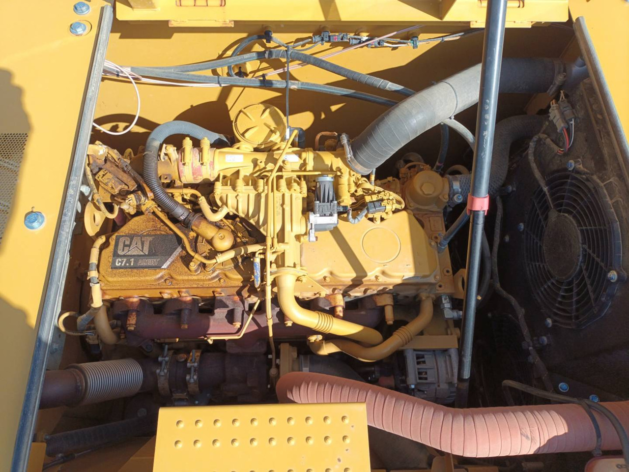 CAT 323 - حفارات زحافة: صور 5 CAT 323 - حفارات زحافة: صور 5