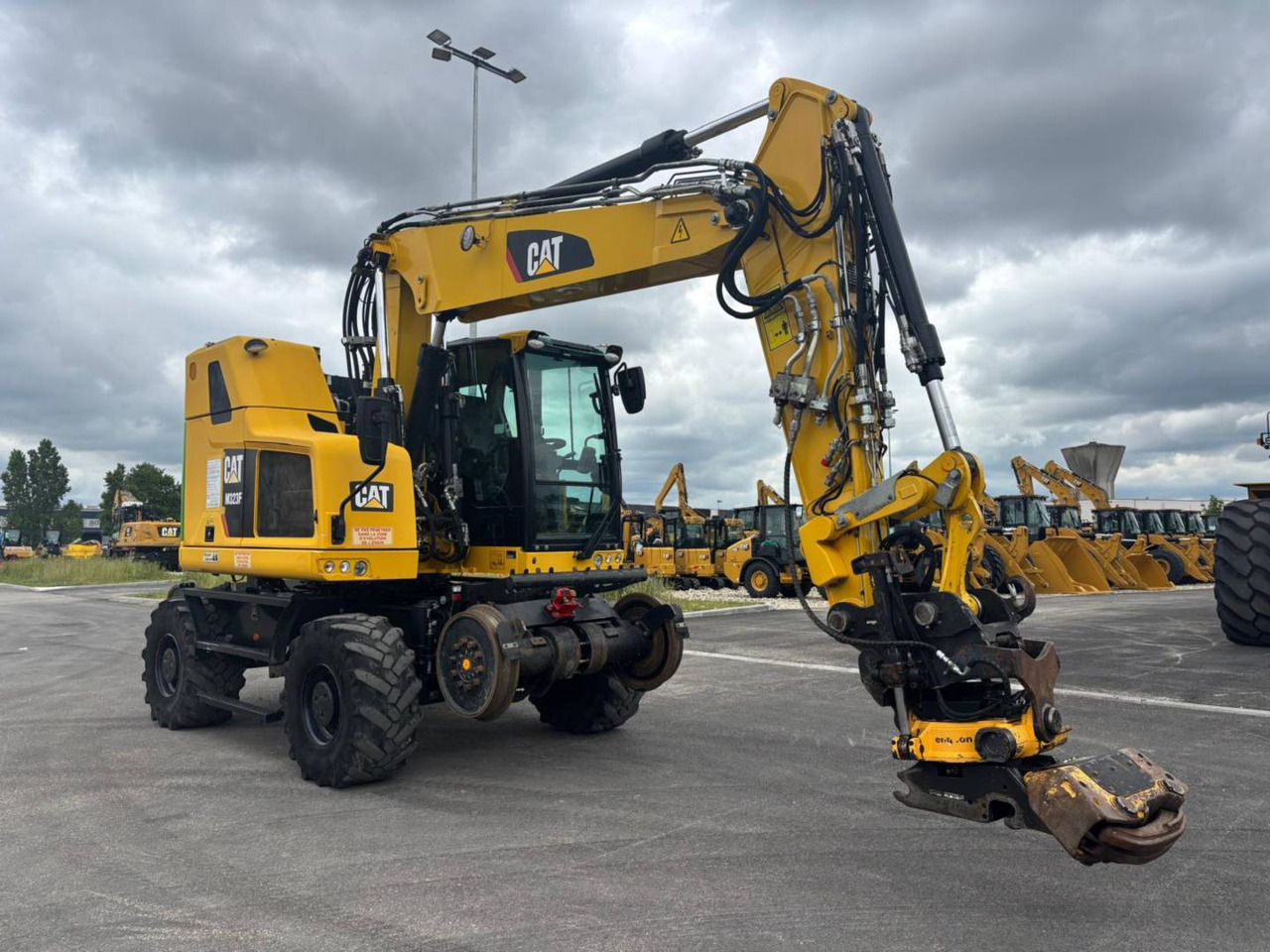 CAT M323F - حفارة على عجلات: صور 1 CAT M323F - حفارة على عجلات: صور 1