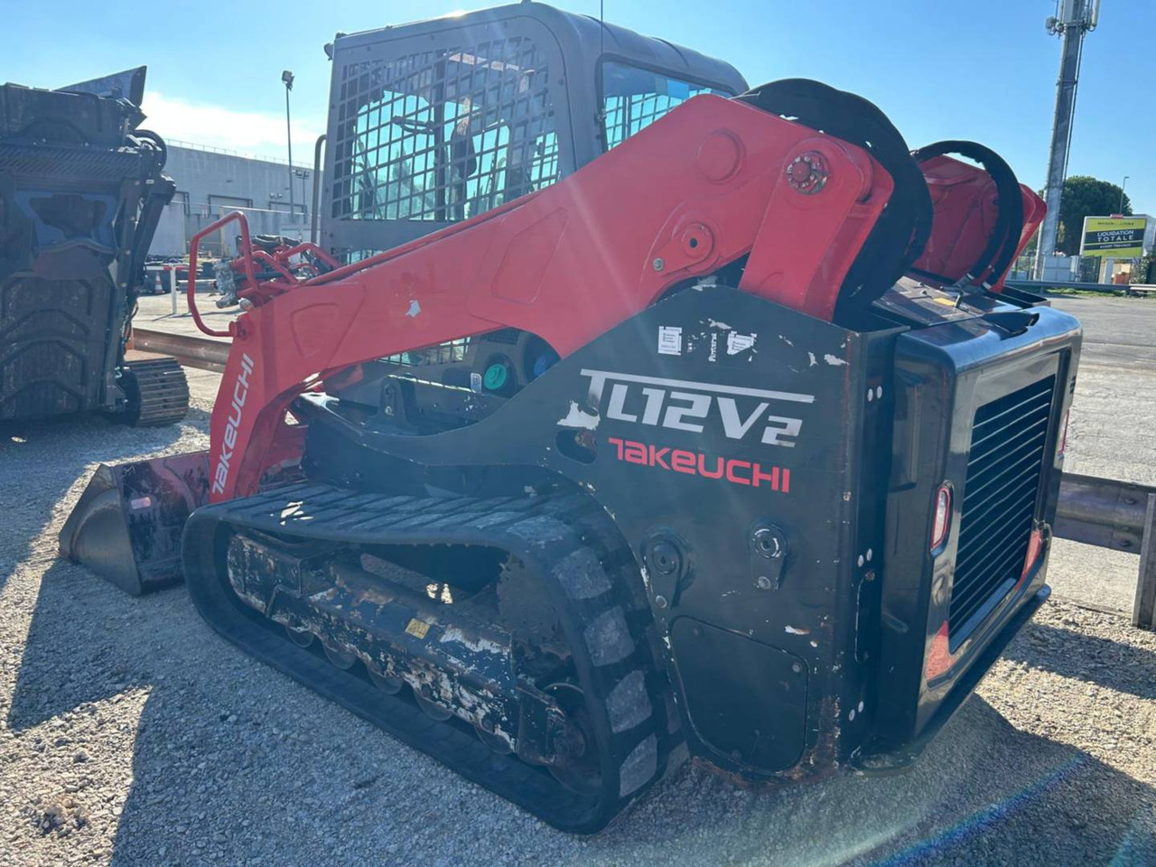 TAKEUCHI MFG. CO. LTD. TL12 - اللودر المجنزر: صور 4 TAKEUCHI MFG. CO. LTD. TL12 - اللودر المجنزر: صور 4