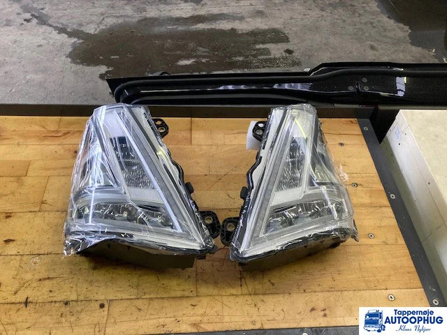 Volvo Headlamp RH – Volvo 24056510 - النظام الكهربائي - شاحنة: صور 2 Volvo Headlamp RH – Volvo 24056510 - النظام الكهربائي - شاحنة: صور 2